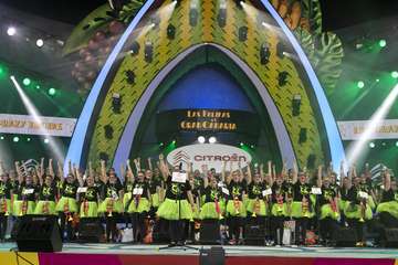 Los nietos de Sary Mánchez abren la final de murgas del Carnaval de 'Una noche en Río' (Foto TA)
